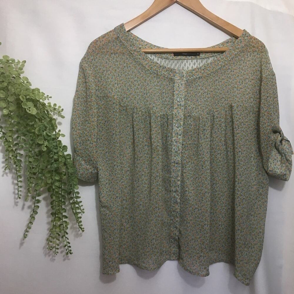 Hazel Size small Button Down Floral Blouse